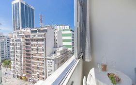 Vista Lateral ao Mar: Estúdio Acolhedor